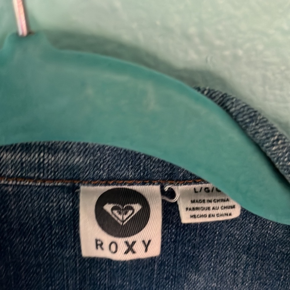 Like new worn once.  Roxy Aztec print Jean jacket. - Picture 3 of 8